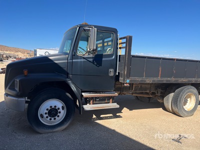 1999 Freightliner FL70 4x2 Ciężarówka z płaską platformą